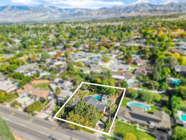 a view of roof with yard