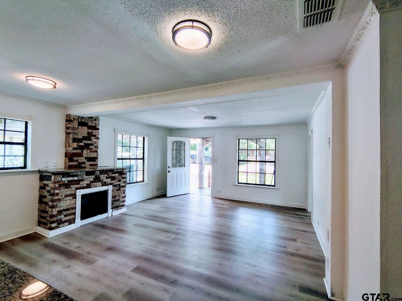 211 Watkins Street Longview, TX 75604 - Photo 4 of 26