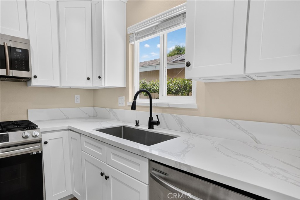 24441 Denise Place Newhall, CA 91321 - Photo 13 of 43