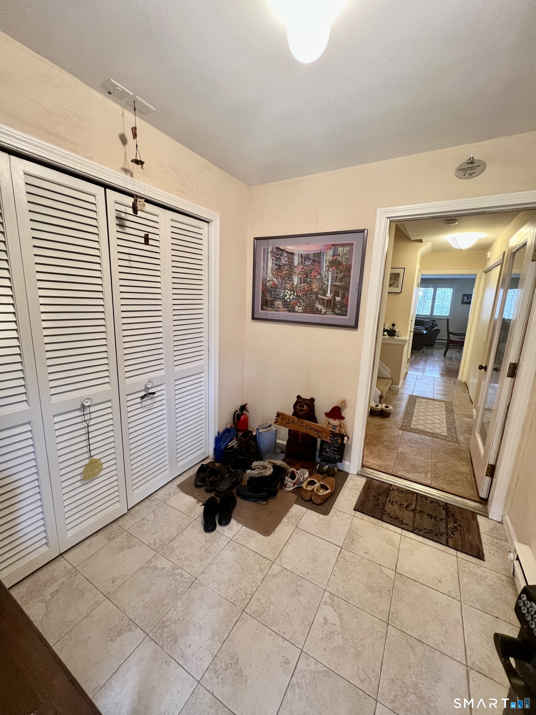 305 Cliffside Drive Torrington, CT 06790 - Photo 2 of 25 a living room with furniture