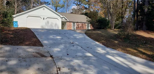 a view of house with a yard
