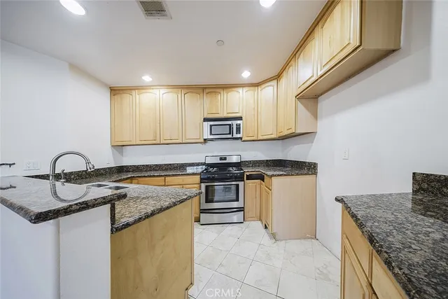 $649,000 | 1515 Grismer Avenue, Unit 302, Burbank, CA 91504
