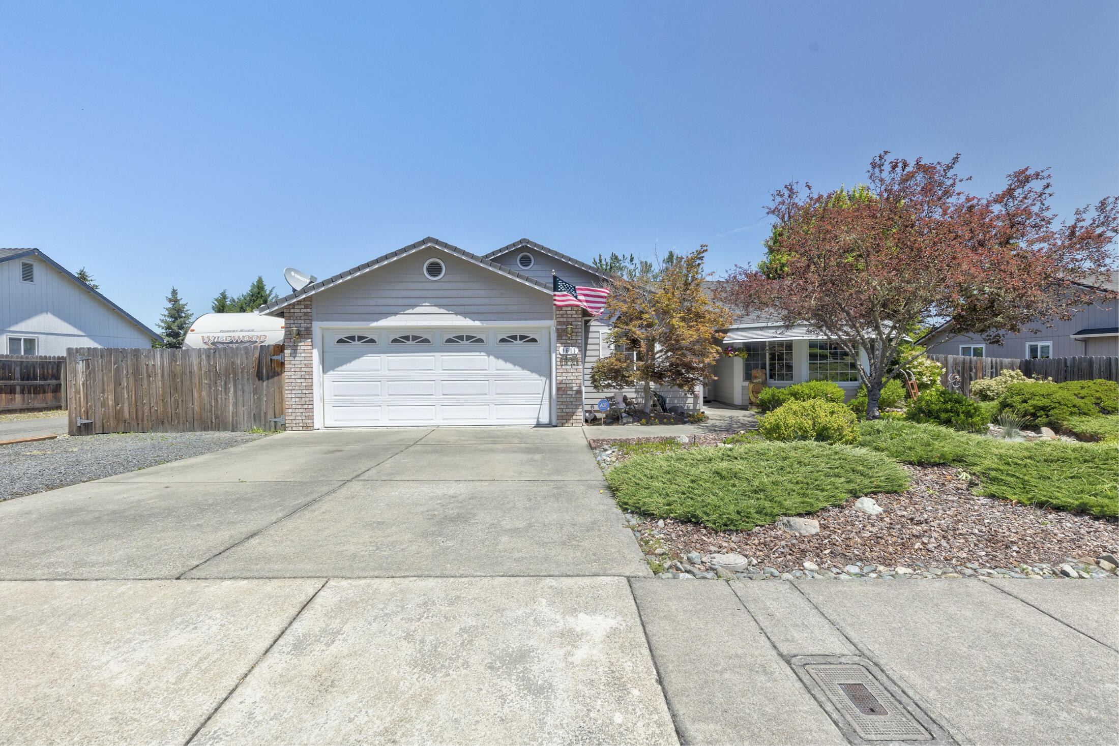 1611 West Harbeck Road Grants Pass, OR 97527 - Photo 2 of 34 0R1A7557_58_59_60_61