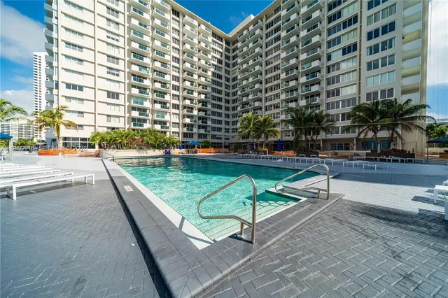 $2,950 | 1200 West Avenue, Unit 824, Miami Beach, FL 33139