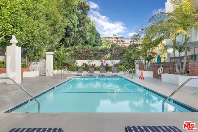 a view of a yard with a fountain