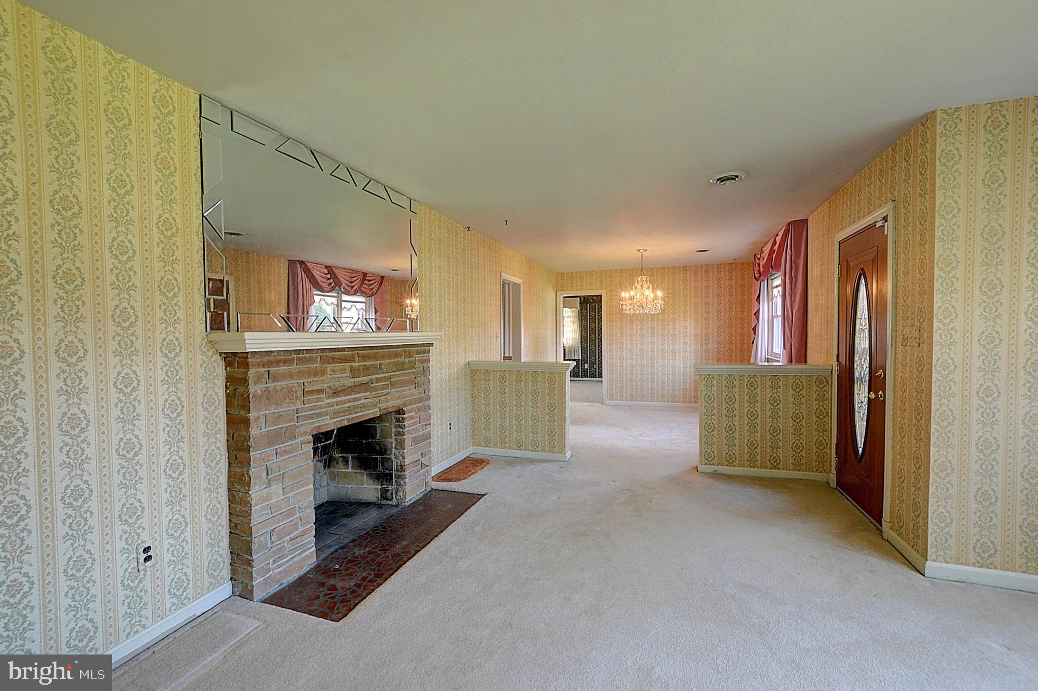 6503 Horseshoe Road Clinton, MD 20735 - Photo 4 of 17 Living Room/Dining Room