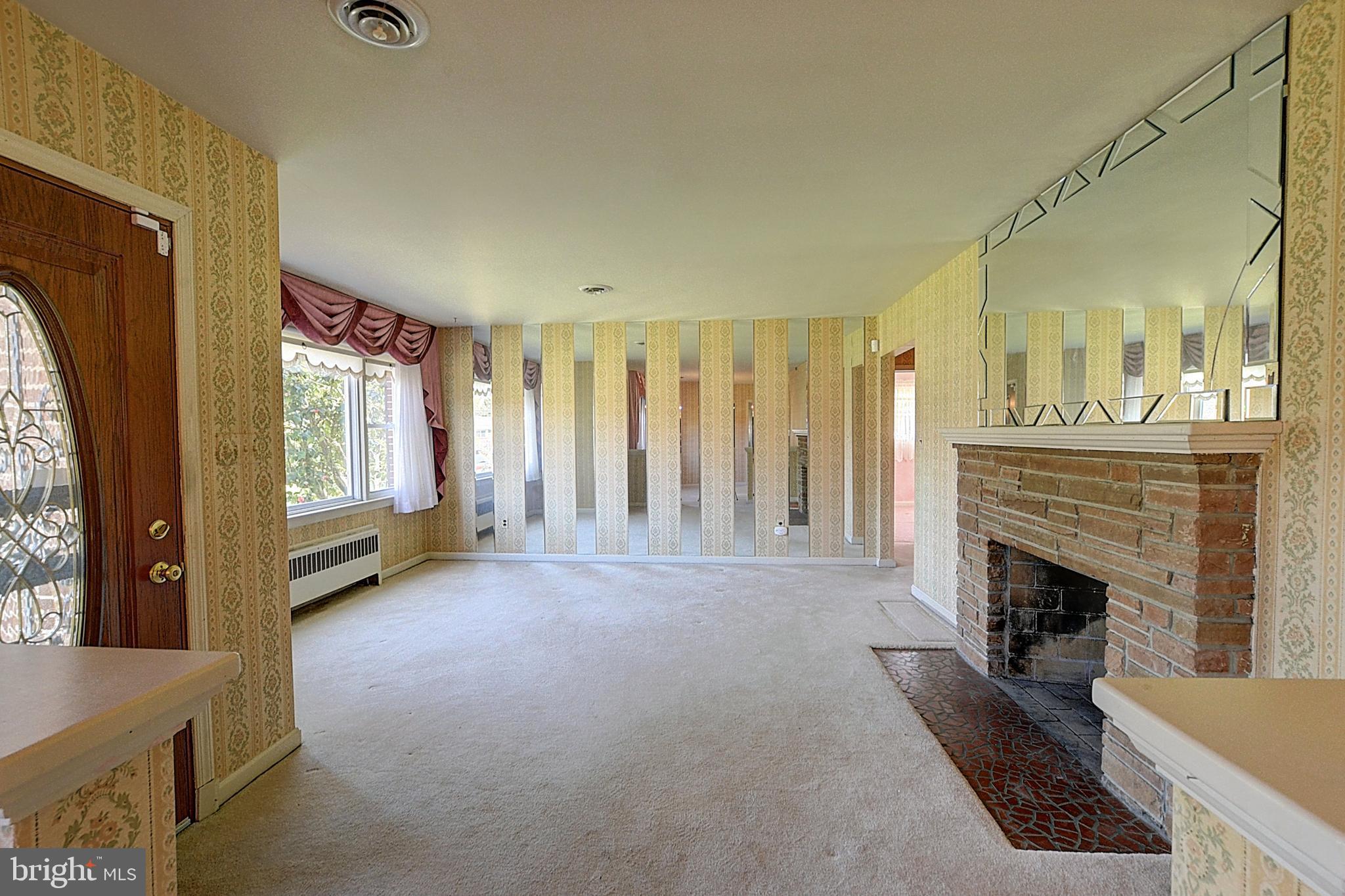 6503 Horseshoe Road Clinton, MD 20735 - Photo 5 of 17 Living Room