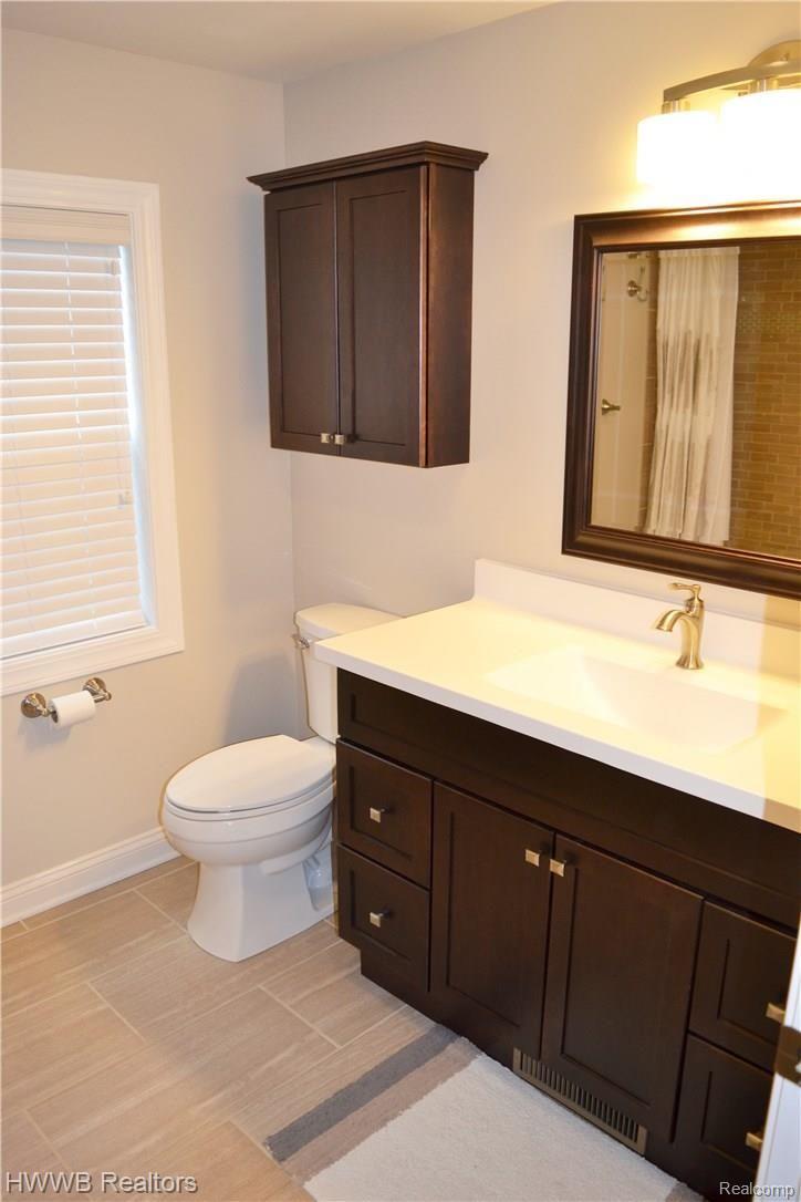 981 Hemlock Drive Rochester, MI 48307 - Photo 34 of 40 2nd Floor Full Bath