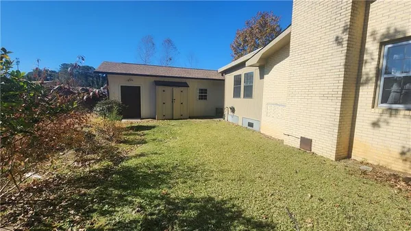 a view of a house with a yard