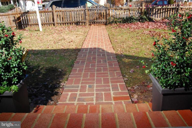 9310 Maple Street Manassas, VA 20110 - Photo 15 of 18 Exterior #3