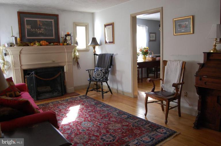 9310 Maple Street Manassas, VA 20110 - Photo 3 of 18 Living Room