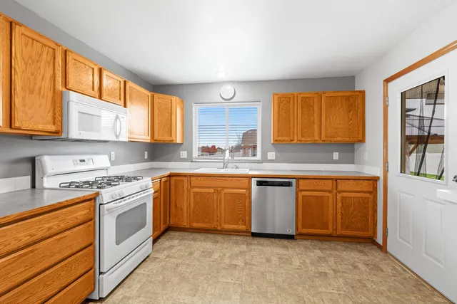 $2,100 | 1701 West Cimarron Lane, Spokane, WA 99208