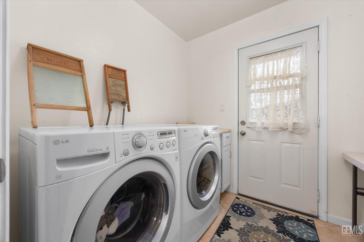 Undisclosed Address Bakersfield, CA 93309 - Photo 34 of 43 a view of livingroom with washer and dryer