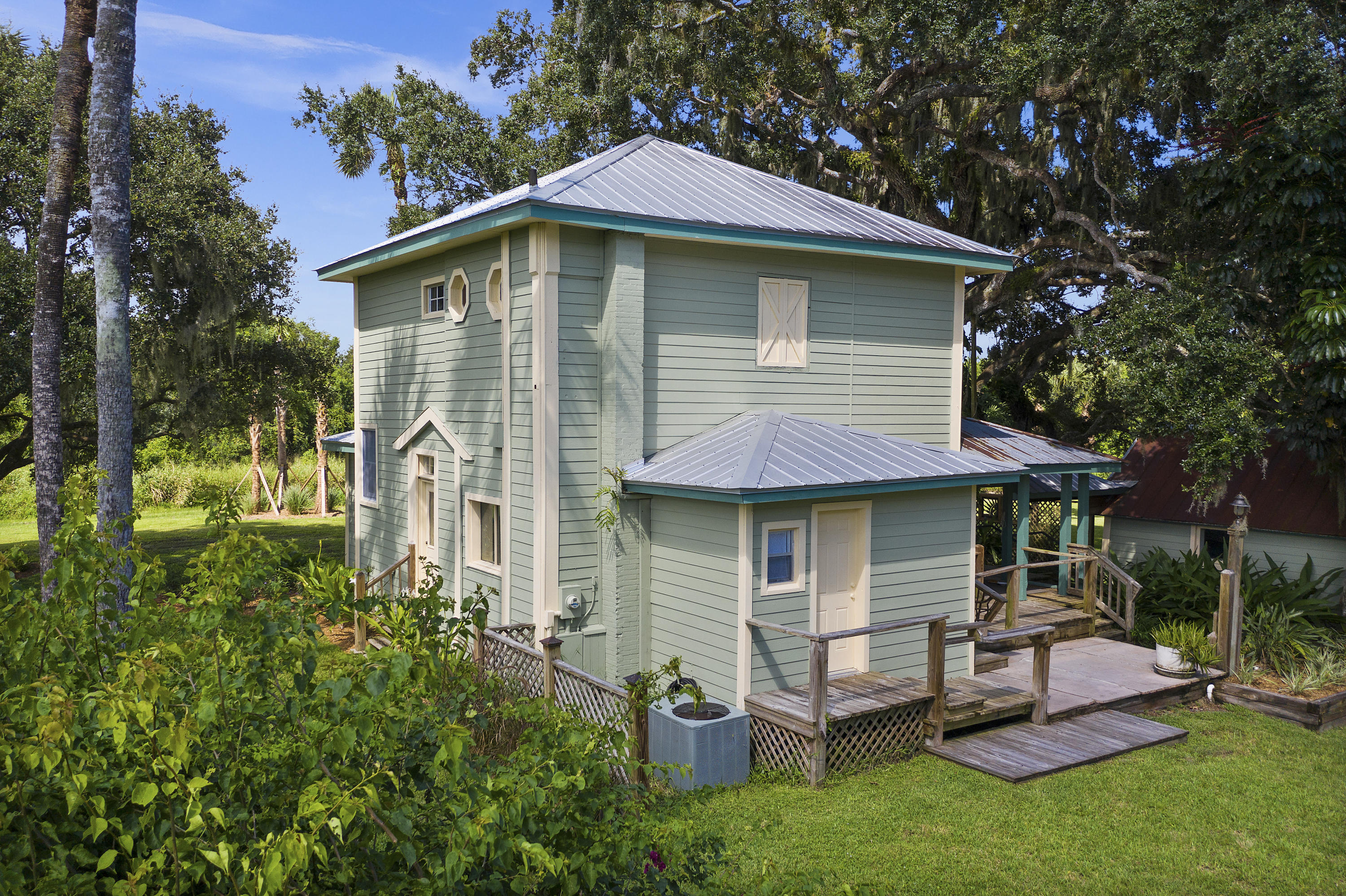 4098 McCarty Road Fort Pierce, FL 34945 - Photo 3 of 38 a backyard of a house with table and chairs