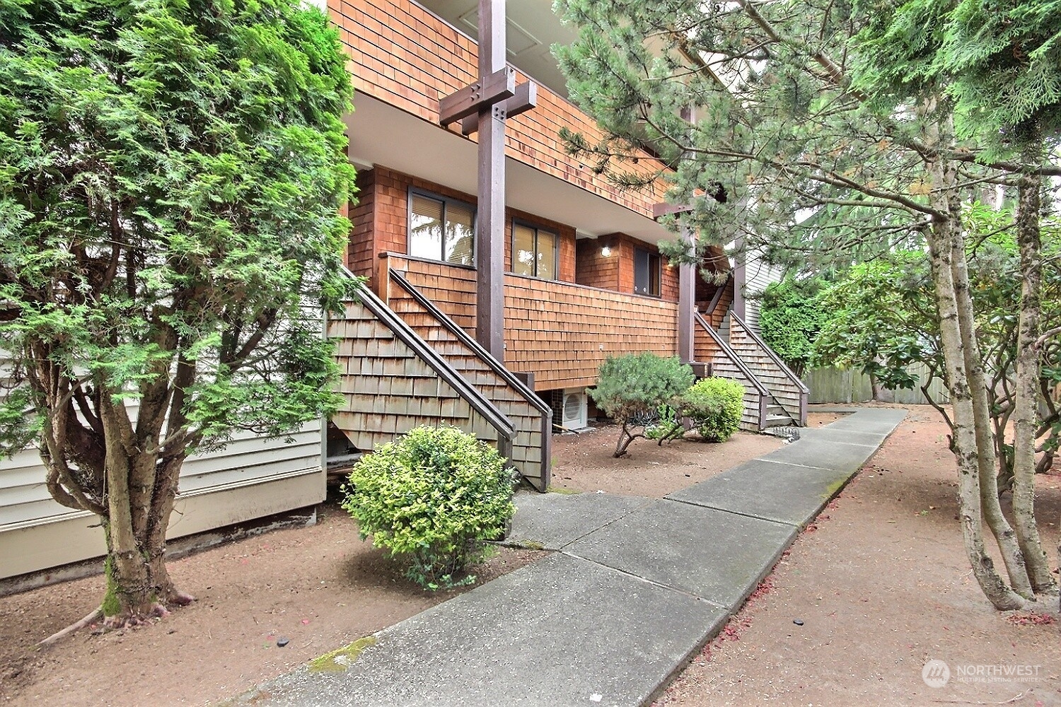 740 North 32nd Street, Unit 1 Renton, WA 98056 - Photo 26 of 32 a front view of a house with a garden