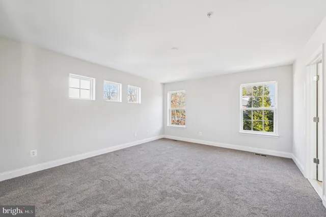 a view of a big room with closet