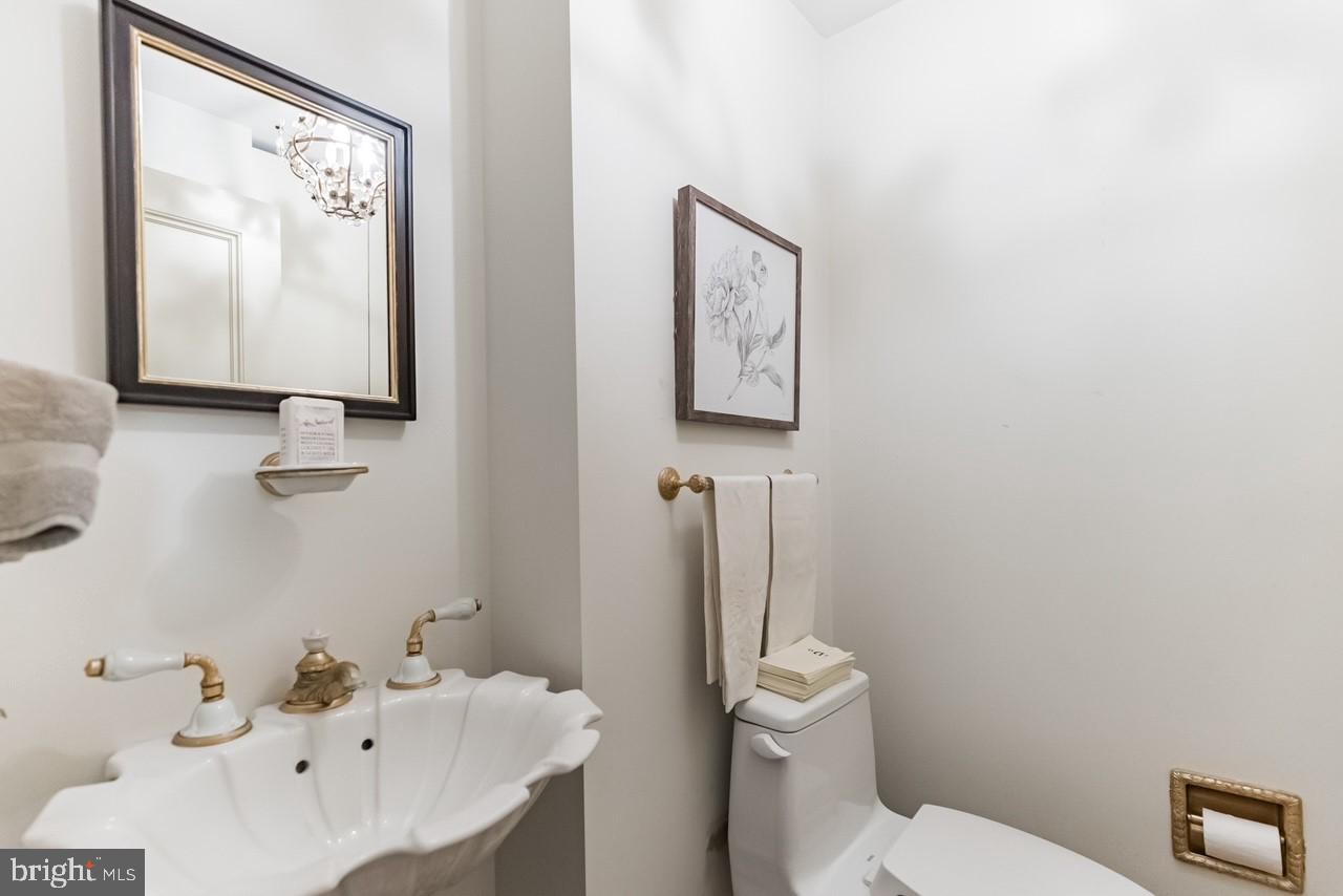 1900 Rittenhouse Square, Unit 7A Philadelphia, PA 19103 - Photo 14 of 25 Powder Room