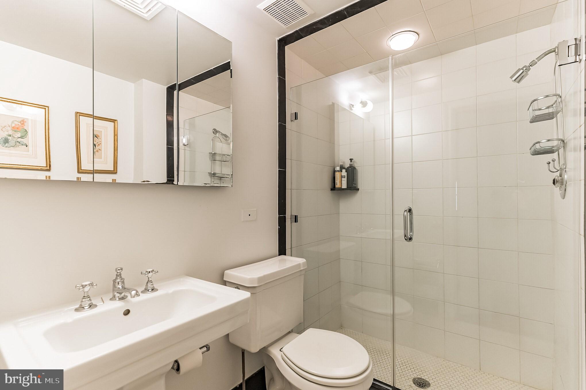 1900 Rittenhouse Square, Unit 7A Philadelphia, PA 19103 - Photo 20 of 25 Second Bath