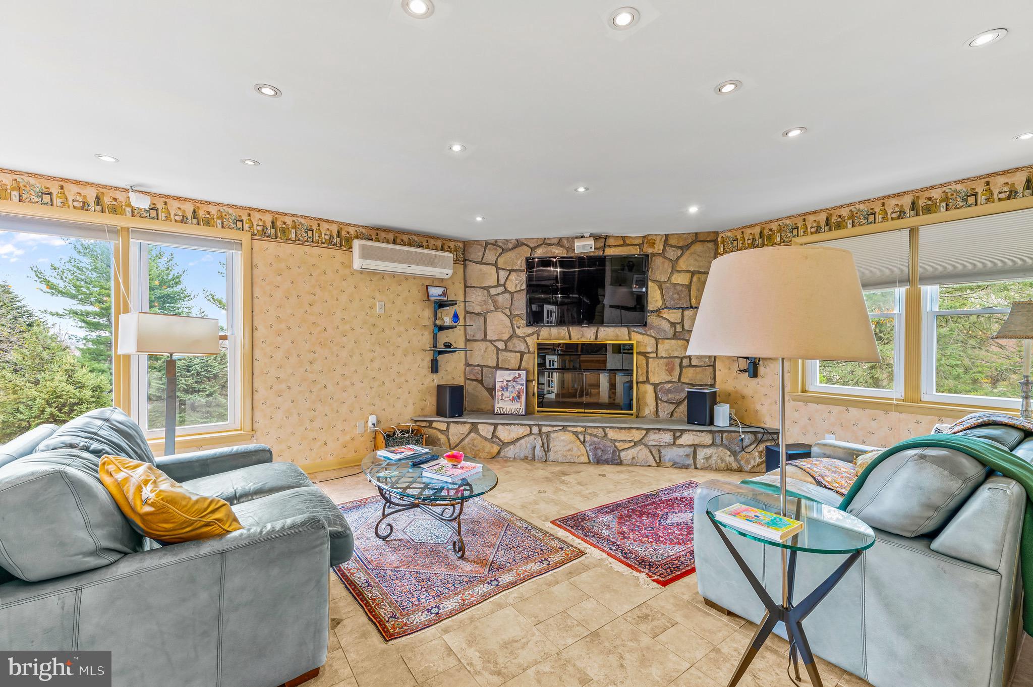 97 Grandview Boulevard Reading, PA 19609 - Photo 17 of 64 Lounge area next to kitchen