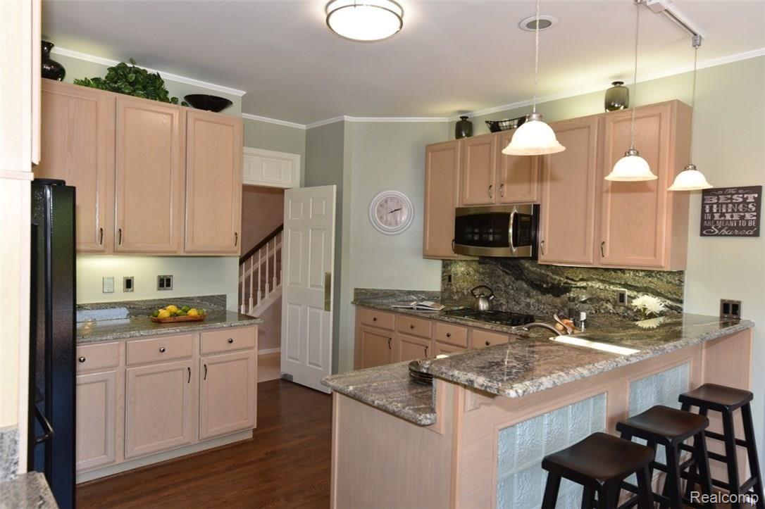 3881 Kossuth Road Lake Orion, MI 48360 - Photo 22 of 47 Breakfast Bar & Pendant Lighting