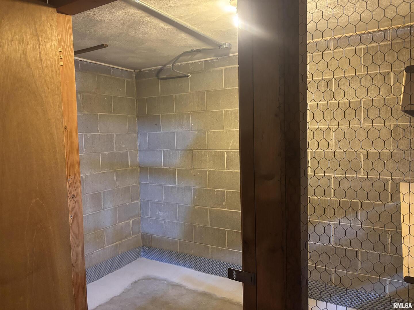 920 17th Street, Unit 28 Moline, IL 61265 - Photo 17 of 17 a bathroom with a shower