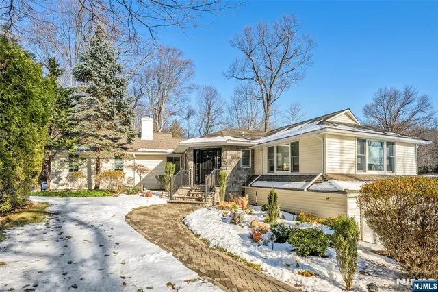 $1,100,000 | 15 Kenwood Drive, Woodcliff Lake, NJ 07677