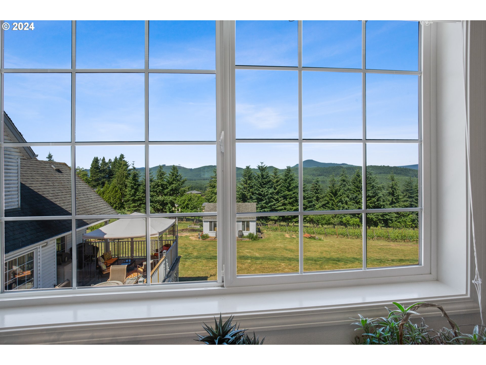 25059 Larson Road Monroe, OR 97456 - Photo 24 of 38 a view of a balcony