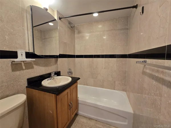 $3,000 | 8371 116th Street, Unit 7C | Kew Gardens