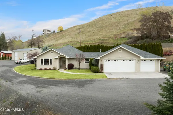 $999,500 | 201 North Galloway Drive, Yakima, WA 98908