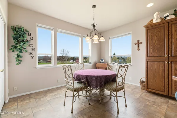 $999,500 | 201 North Galloway Drive, Yakima, WA 98908