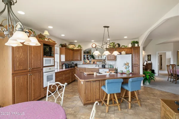 $999,500 | 201 North Galloway Drive, Yakima, WA 98908