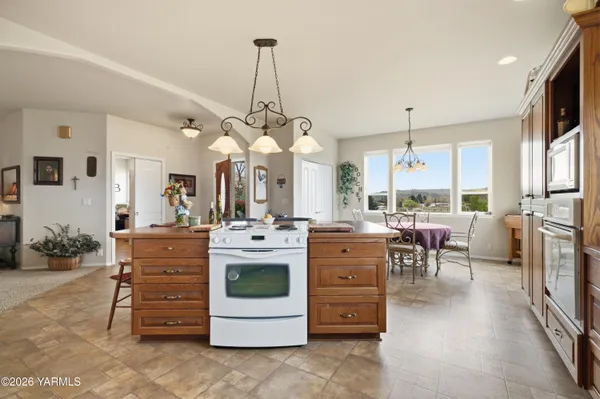 $999,500 | 201 North Galloway Drive, Yakima, WA 98908