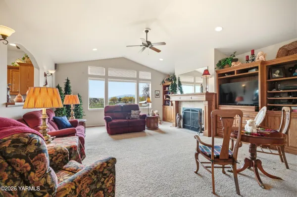 $999,500 | 201 North Galloway Drive, Yakima, WA 98908