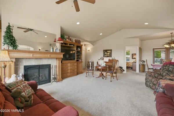 $999,500 | 201 North Galloway Drive, Yakima, WA 98908