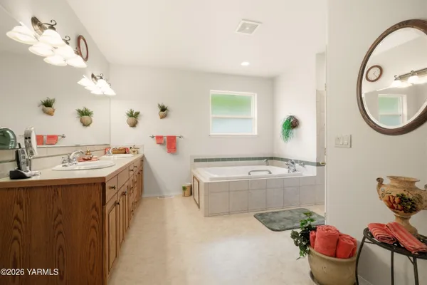 $999,500 | 201 North Galloway Drive, Yakima, WA 98908