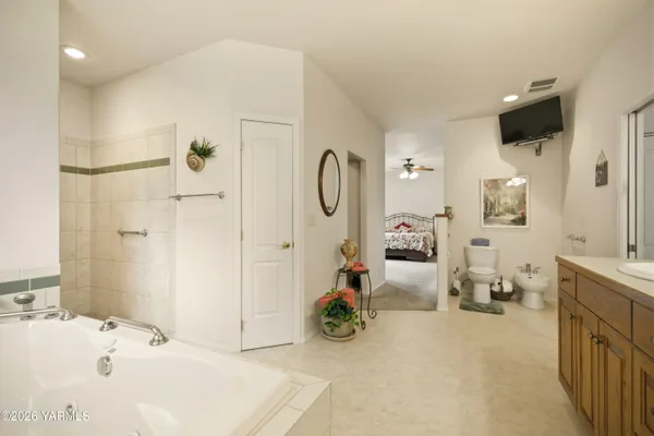 $999,500 | 201 North Galloway Drive, Yakima, WA 98908