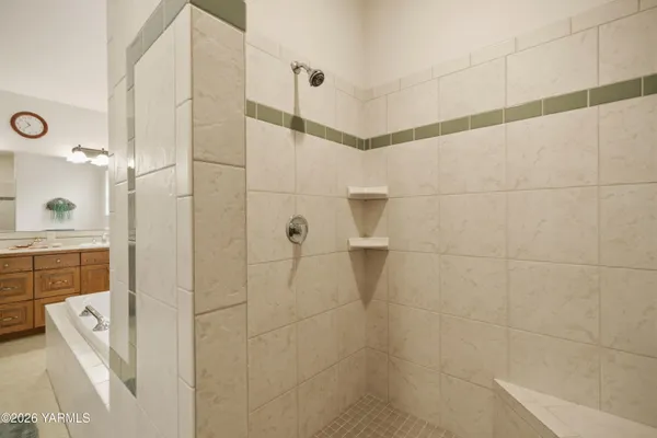 $999,500 | 201 North Galloway Drive, Yakima, WA 98908