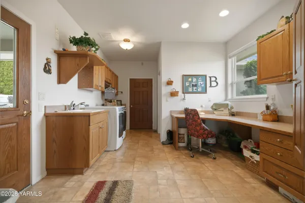 $999,500 | 201 North Galloway Drive, Yakima, WA 98908