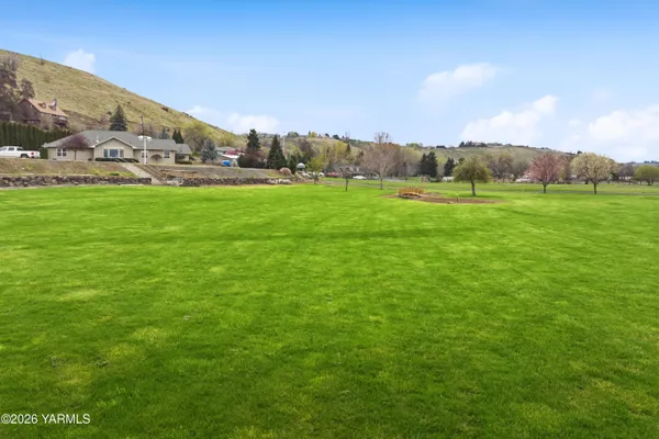 $999,500 | 201 North Galloway Drive, Yakima, WA 98908