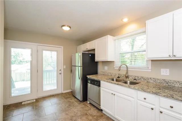 $2,240 | 4712 Halsey Street, Shawnee, KS 66216