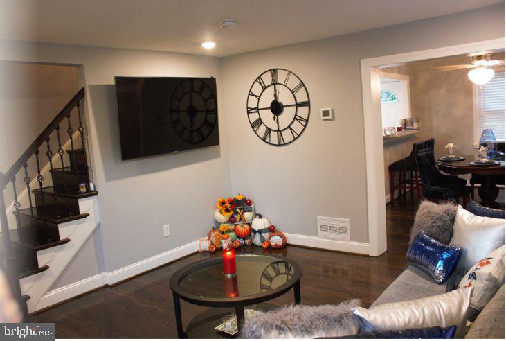 438 South Wickham Road Baltimore, MD 21229 - Photo 4 of 26