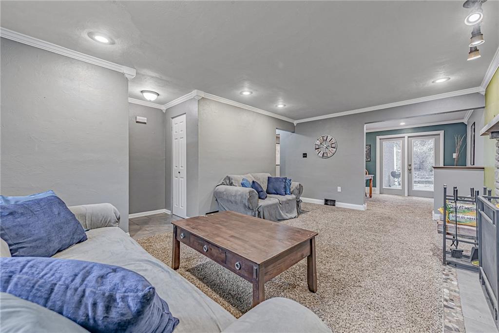 549 Filmore Road Pittsburgh, PA 15221 - Photo 4 of 25 a living room with furniture