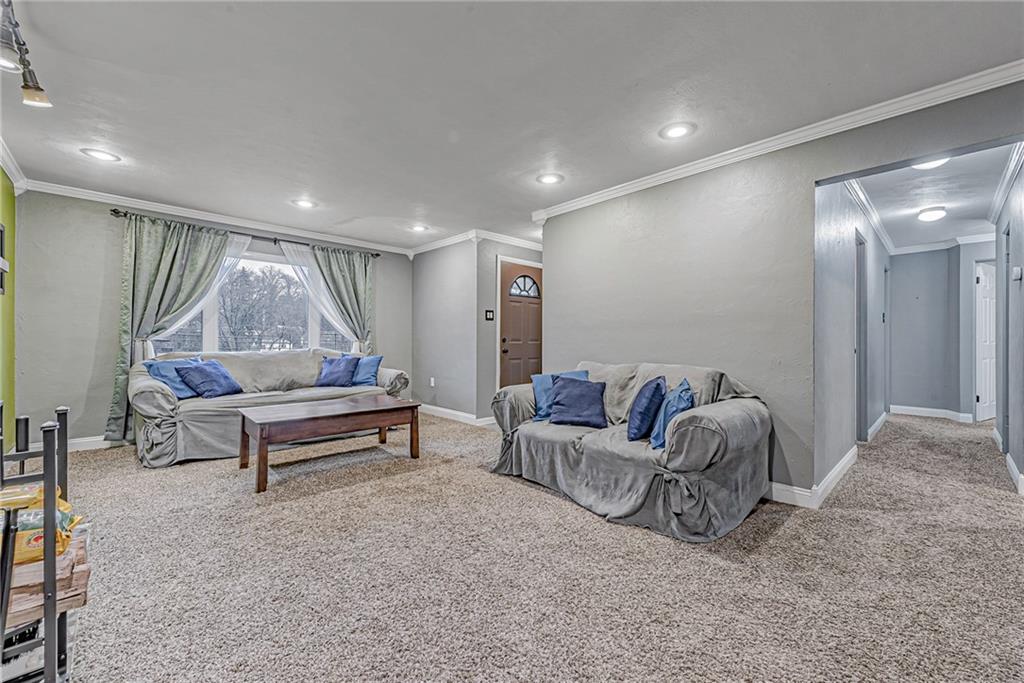 549 Filmore Road Pittsburgh, PA 15221 - Photo 5 of 25 a living room with furniture