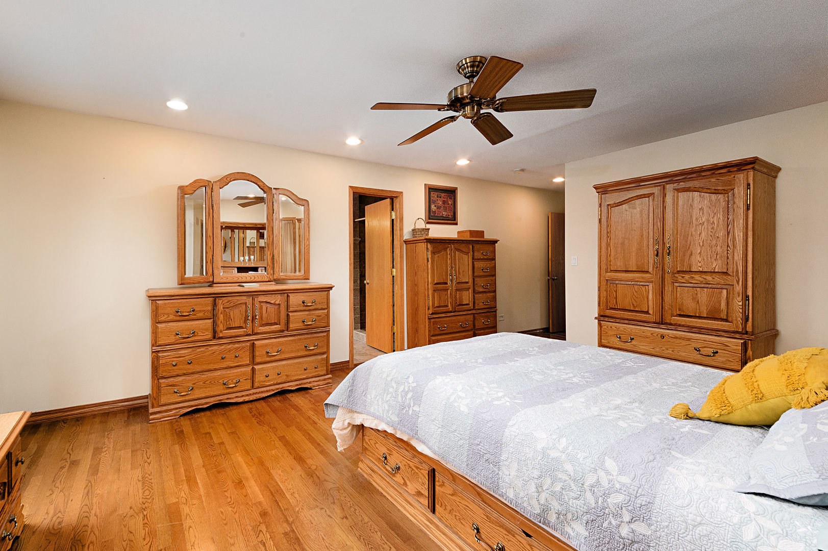 1385 Bedford Road Hoffman Estates, IL 60169 - Photo 11 of 26 Gallery Image 11