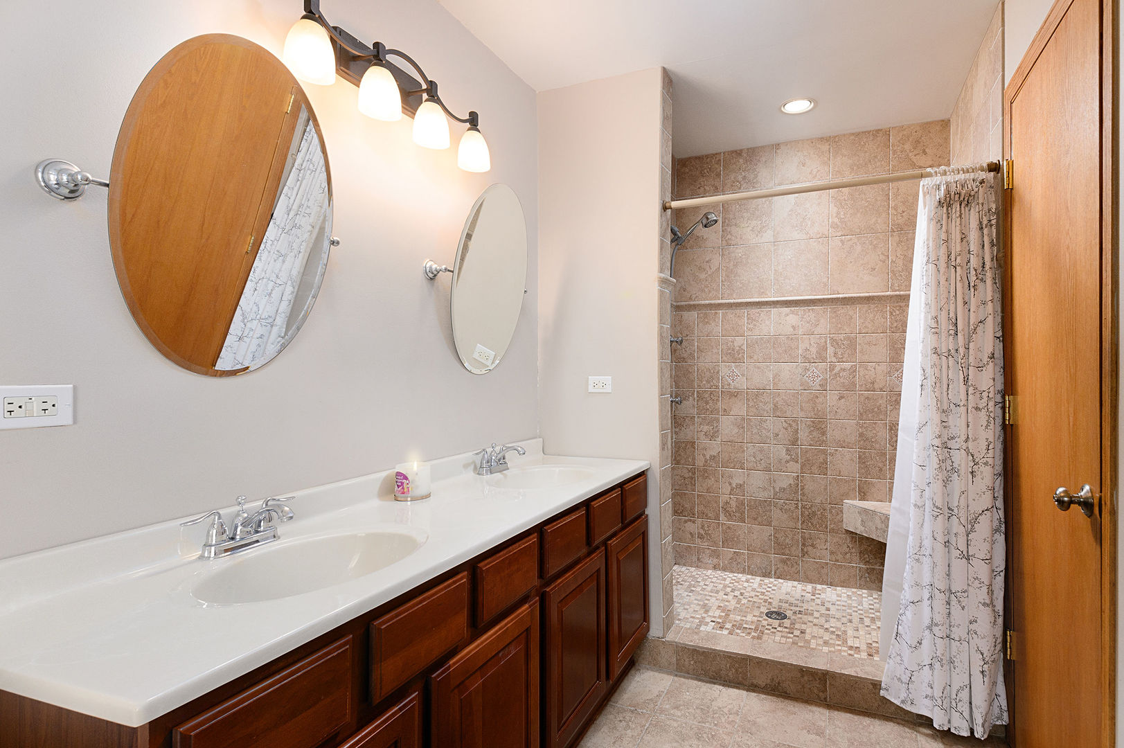 1385 Bedford Road Hoffman Estates, IL 60169 - Photo 13 of 26 Gallery Image 13