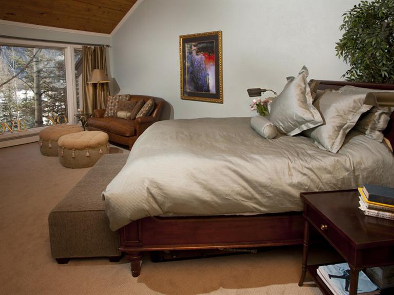 2570 Bald Mountain Road, Unit E Vail, CO 81657 - Photo 12 of 25 a bedroom with a bed and a night stand