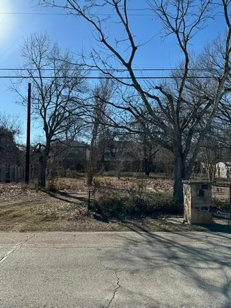 a view of a yard in front of a house