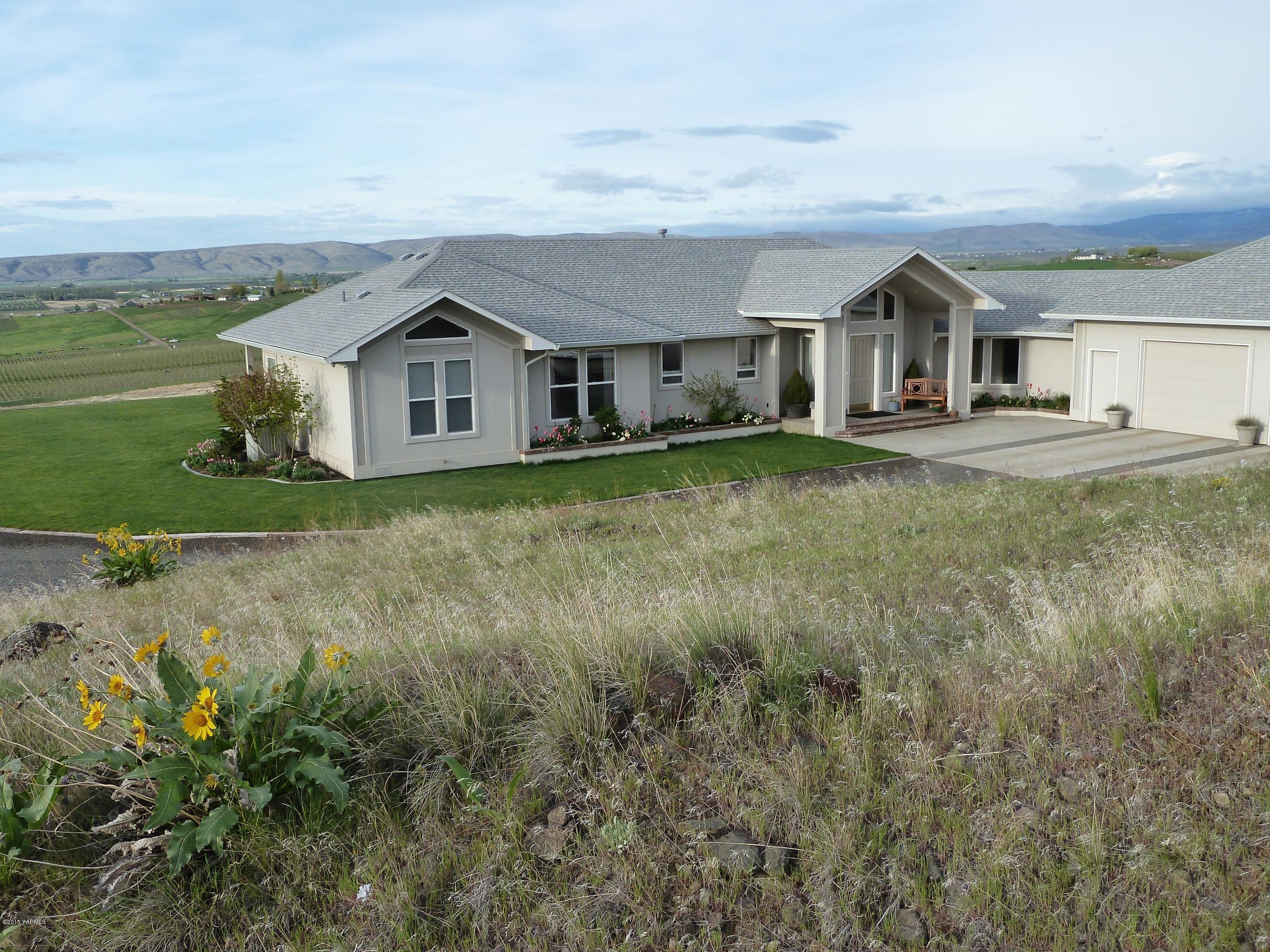 14000 Marble Road Yakima, WA 98908 - Photo 1 of 22 a front view of a house with garden