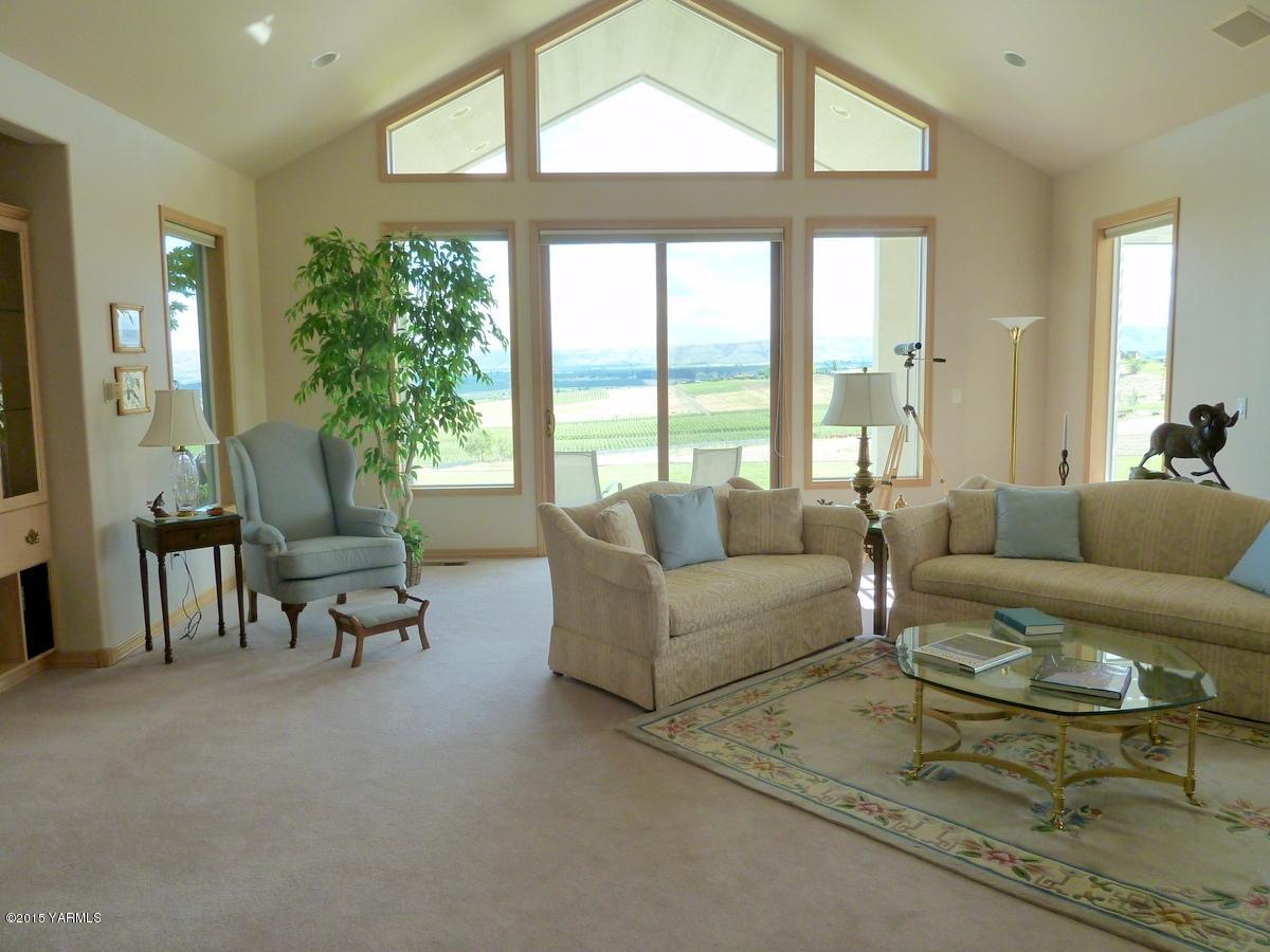 14000 Marble Road Yakima, WA 98908 - Photo 4 of 22 a living room with furniture and a large window