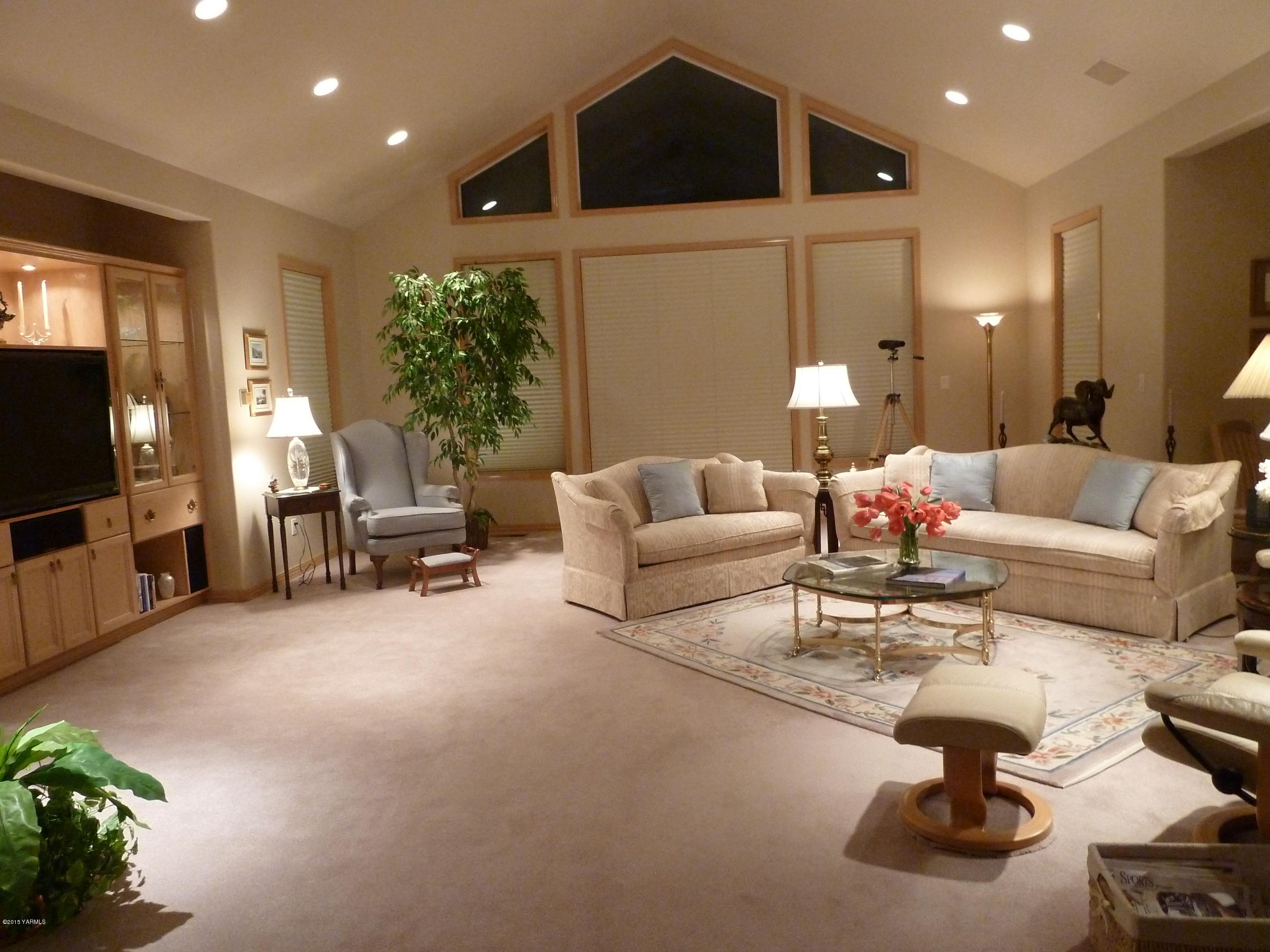 14000 Marble Road Yakima, WA 98908 - Photo 5 of 22 a living room with furniture and a flat screen tv